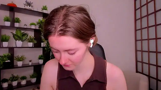 Snapshot of KateCuddle chatting on 10/16/25, 02:12 KateCuddle online show from 10/16/25, 02:12