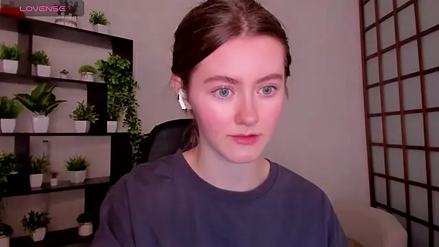 Snapshot of KateCuddle chatting on 12/19/25, 02:29 KateCuddle online show from 12/19/25, 02:29