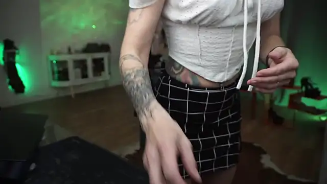 LaraPunkt online show from 04/17/26, 07:44