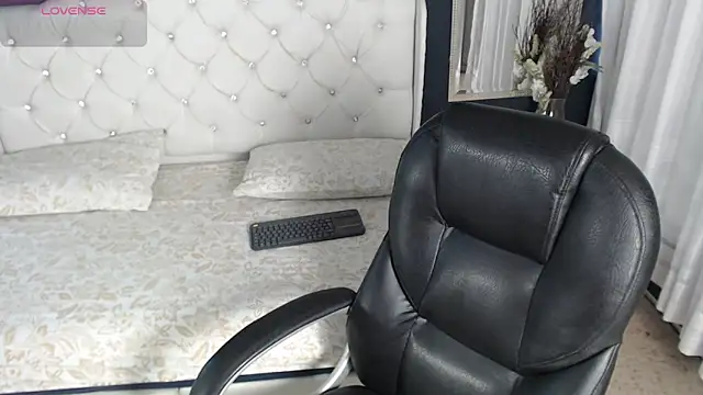 LiaVillalobos online show from 09/25/25, 11:14