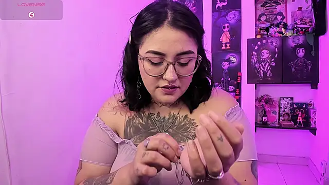 Snapshot of _Ali_Brinck_ chatting on 10/10/25, 01:48 Ali Brinck online show from 10/10/25, 01:48