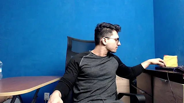 Snapshot of alex_blu chatting on 12/02/24, 07:25 alex blu online show from 12/02/24, 07:25