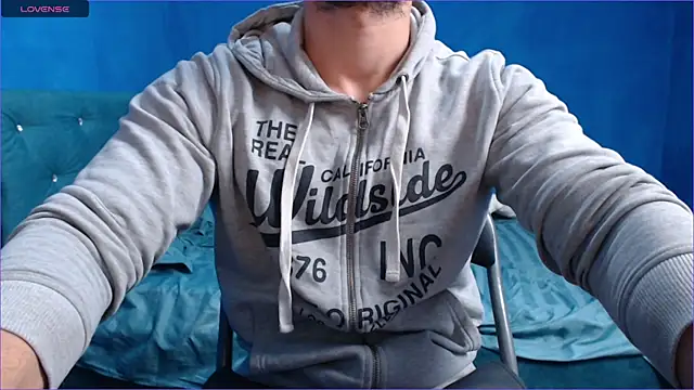 Snapshot of alex_blu chatting on 10/08/25, 10:35 alex blu online show from 10/08/25, 10:35