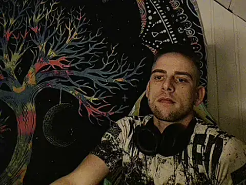 Snapshot of Youngtimer_1997 chatting on 11/17/25, 01:33 Youngtimer 1997 online show from 11/17/25, 01:33