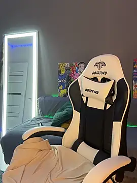 julia fly online show from 02/02/25, 02:45