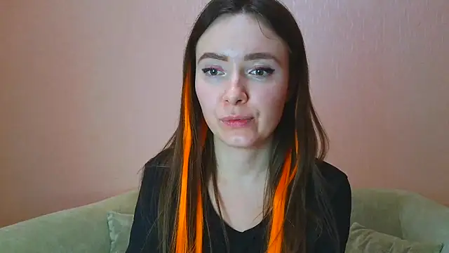 Snapshot of ___Emily___ chatting on 12/21/25, 09:00 Emily online show from 12/21/25, 09:00