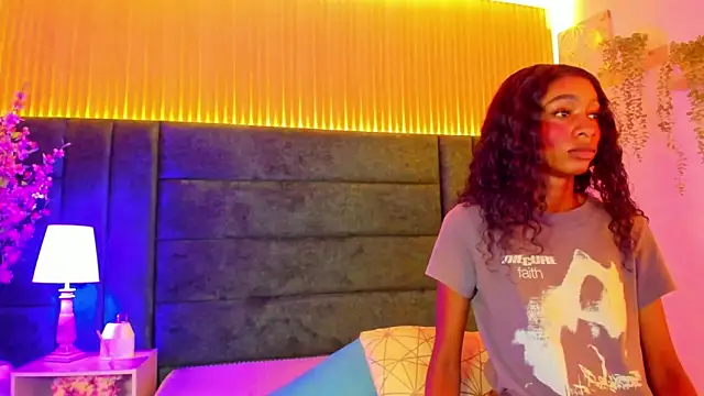 AntonellaaHot online show from 03/20/25, 07:46