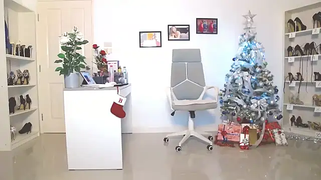 Hotbeebee online show from 12/25/24, 02:57