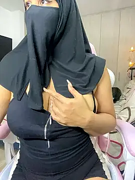 Snapshot of Jameela chatting on 12/07/24, 10:39 Jameela online show from 12/07/24, 10:39