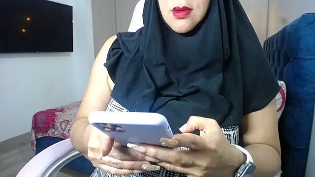 Snapshot of Jameela chatting on 12/15/24, 03:02 Jameela online show from 12/15/24, 03:02