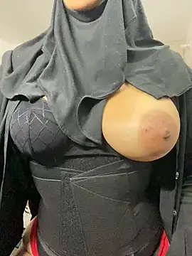 Snapshot of Jameela chatting on 12/21/24, 02:41 Jameela online show from 12/21/24, 02:41