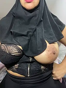 Snapshot of Jameela chatting on 12/31/24, 03:01 Jameela online show from 12/31/24, 03:01