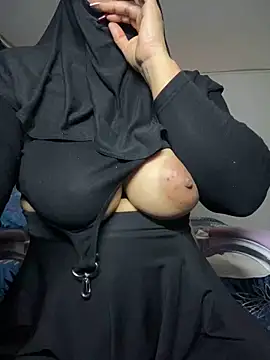 Snapshot of Jameela chatting on 02/07/25, 12:09 Jameela online show from 02/07/25, 12:09