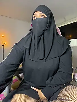 Snapshot of Jameela chatting on 03/06/25, 08:05 Jameela online show from 03/06/25, 08:05