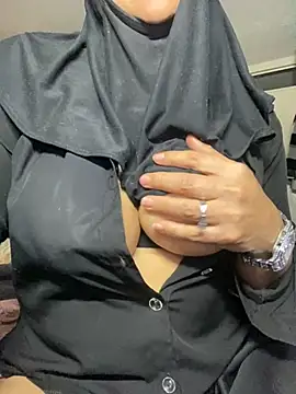 Snapshot of Jameela chatting on 03/18/25, 01:53 Jameela online show from 03/18/25, 01:53