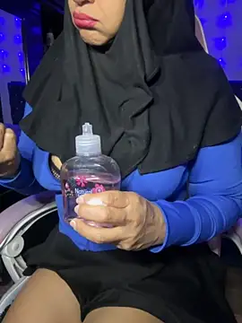 Snapshot of Jameela chatting on 09/26/25, 03:43 Jameela online show from 09/26/25, 03:43