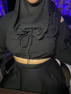 Snapshot of Jameela chatting on 10/15/25, 08:31 Jameela online show from 10/15/25, 08:31