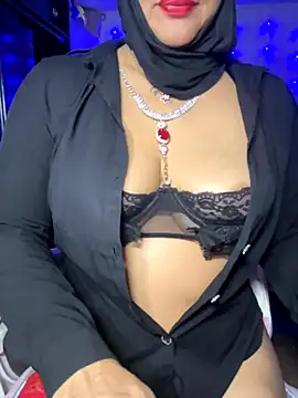 Snapshot of Jameela chatting on 10/29/25, 12:24 Jameela online show from 10/29/25, 12:24