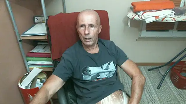 Snapshot of olibrius71 chatting on 12/03/25, 07:23 olibrius71 online show from 12/03/25, 07:23