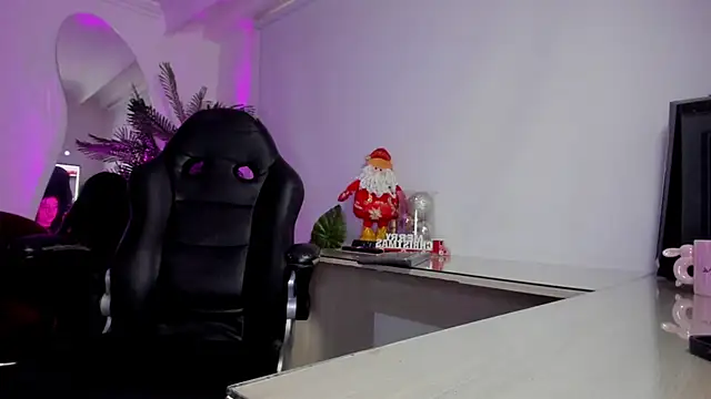 Snapshot of Meghan320 chatting on 12/02/25, 11:37 Meghan320 online show from 12/02/25, 11:37