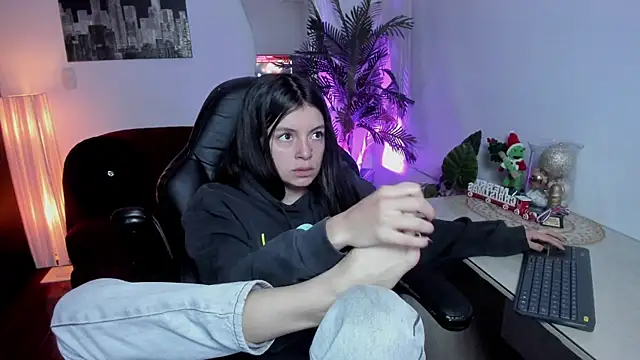 Snapshot of Meghan320 chatting on 12/15/25, 11:47 Meghan320 online show from 12/15/25, 11:47