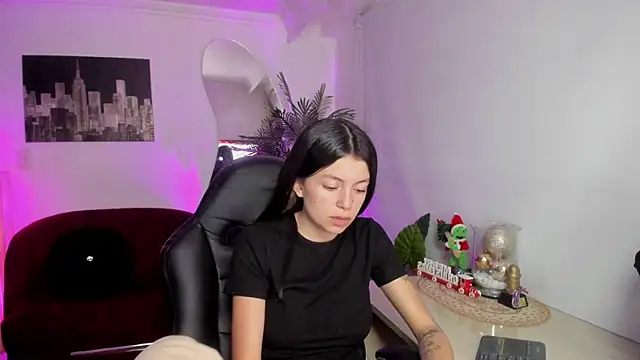 Snapshot of Meghan320 chatting on 12/19/25, 11:39 Meghan320 online show from 12/19/25, 11:39