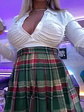 Snapshot of KirstieVegas chatting on 01/09/25, 08:44 KirstieVegas online show from 01/09/25, 08:44