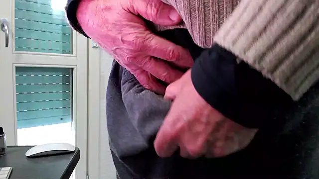 Snapshot of Unicum900 chatting on 12/22/24, 09:44 Unicum900 online show from 12/22/24, 09:44