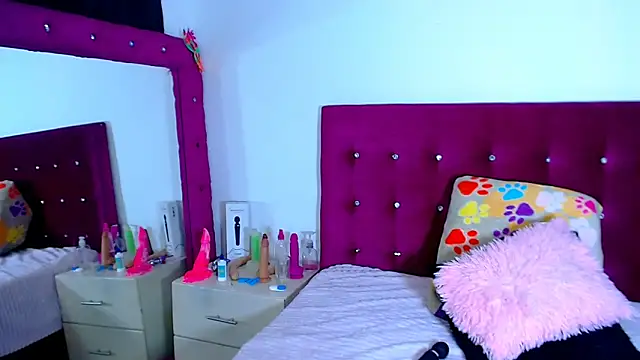 Snapshot of Jenng18 chatting on 09/23/25, 10:24 Jenng18 online show from 09/23/25, 10:24