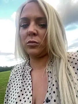 Snapshot of Bustyblondebabe32 chatting on 06/18/26, 07:40 Bustyblondebabe32 online show from 06/18/26, 07:40