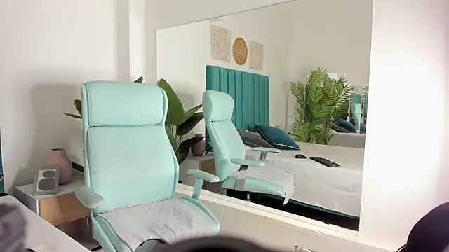 Snapshot of LiamCharlotte45 chatting on 03/13/25, 04:27 LiamCharlotte45 online show from 03/13/25, 04:27