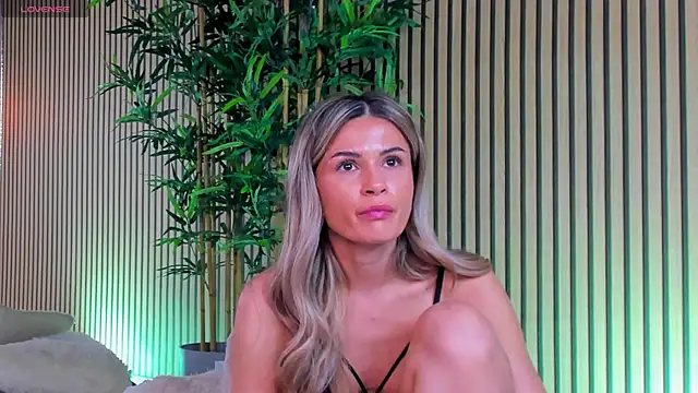 Snapshot of Avril_Cyrus chatting on 03/18/25, 11:19 Avril Cyrus online show from 03/18/25, 11:19