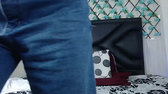 Snapshot of EmmaWilliamss chatting on 12/15/25, 04:11 EmmaWilliamss online show from 12/15/25, 04:11