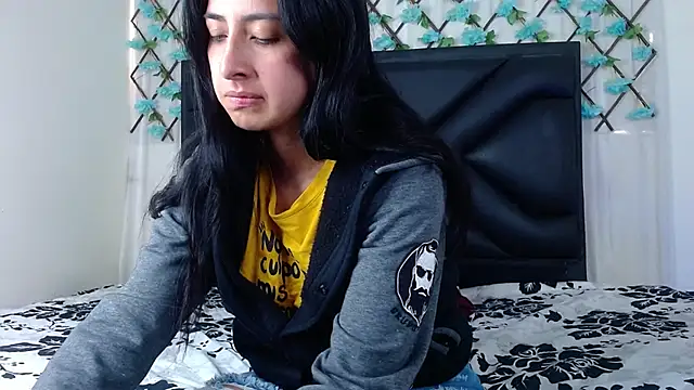 Snapshot of EmmaWilliamss chatting on 12/19/25, 02:35 EmmaWilliamss online show from 12/19/25, 02:35