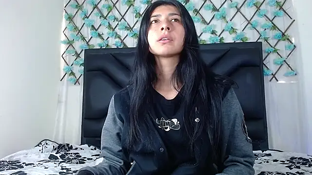 Snapshot of EmmaWilliamss chatting on 12/20/25, 04:14 EmmaWilliamss online show from 12/20/25, 04:14