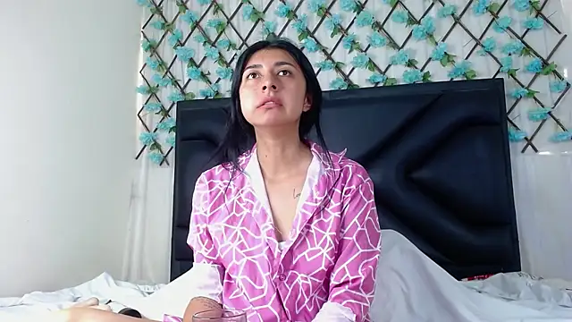 Snapshot of EmmaWilliamss chatting on 01/09/26, 03:37 EmmaWilliamss online show from 01/09/26, 03:37