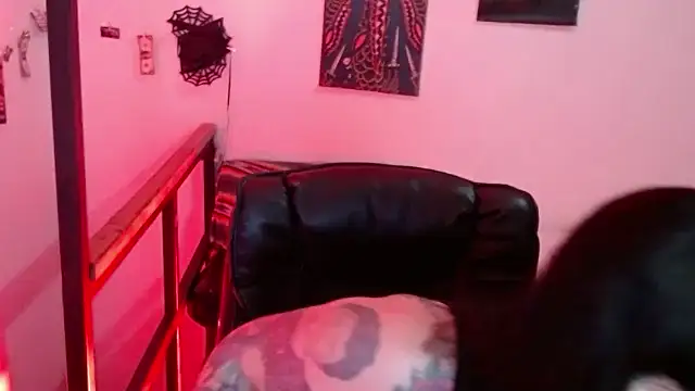 Snapshot of VampGirl1 chatting on 01/04/25, 11:43 VampGirl1 online show from 01/04/25, 11:43