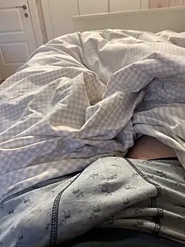 Snapshot of sergigomez chatting on 12/17/25, 04:02 sergigomez online show from 12/17/25, 04:02