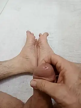 Snapshot of Hardapple01 chatting on 12/14/24, 02:01 Hardapple01 online show from 12/14/24, 02:01