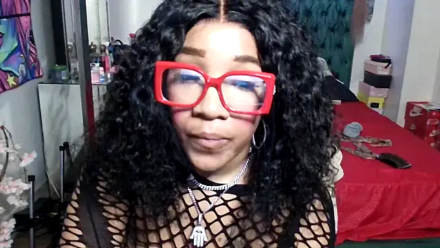 Snapshot of YasmineMinaj chatting on 09/11/25, 11:05 YasmineMinaj online show from 09/11/25, 11:05