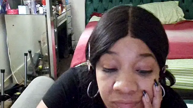 Snapshot of YasmineMinaj chatting on 10/31/25, 03:29 YasmineMinaj online show from 10/31/25, 03:29