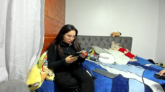  girls on fire  online show from 12/18/25, 11:22