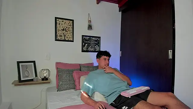 Snapshot of charlottte_queen chatting on 10/28/25, 08:33 charlottte queen online show from 10/28/25, 08:33