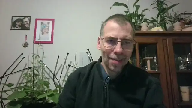 Snapshot of ptitcanard60600 chatting on 05/18/26, 04:51 ptitcanard60600 online show from 05/18/26, 04:51