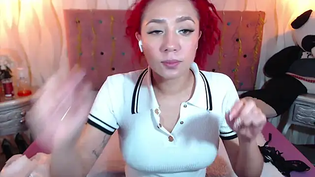 Snapshot of IsabelaLatina chatting on 10/22/25, 02:17 IsabelaLatina online show from 10/22/25, 02:17