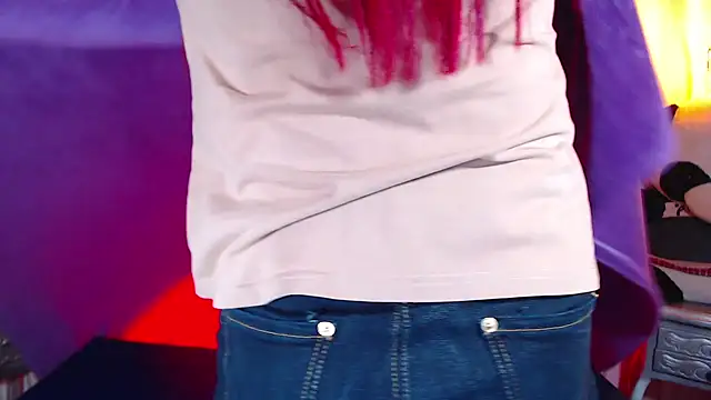 Snapshot of IsabelaLatina chatting on 10/23/25, 06:17 IsabelaLatina online show from 10/23/25, 06:17