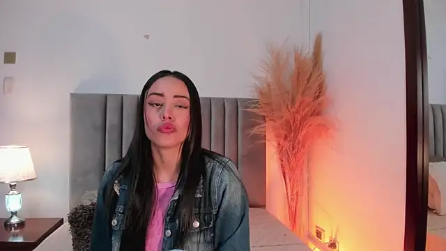 Snapshot of NoraDasilva chatting on 02/19/25, 01:08 NoraDasilva online show from 02/19/25, 01:08