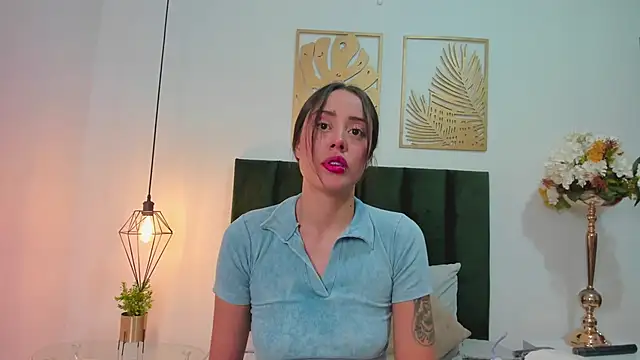 Snapshot of NoraDasilva chatting on 02/25/25, 12:14 NoraDasilva online show from 02/25/25, 12:14