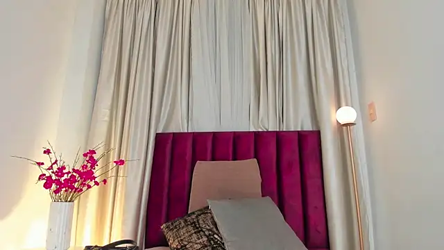 Snapshot of NoraDasilva chatting on 03/07/25, 12:37 NoraDasilva online show from 03/07/25, 12:37