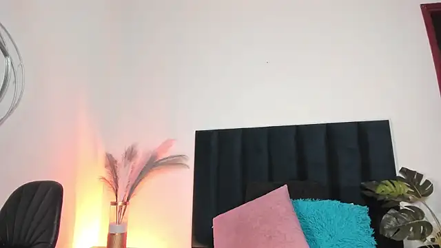 Snapshot of NoraDasilva chatting on 10/17/25, 12:36 NoraDasilva online show from 10/17/25, 12:36